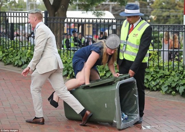 Аристократия отдыхает: скачки в Мельбурне окончились попойкой среди мусора