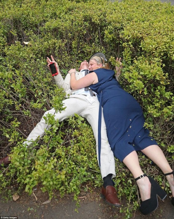 Аристократия отдыхает: скачки в Мельбурне окончились попойкой среди мусора