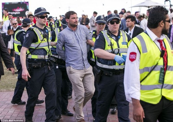 Аристократия отдыхает: скачки в Мельбурне окончились попойкой среди мусора