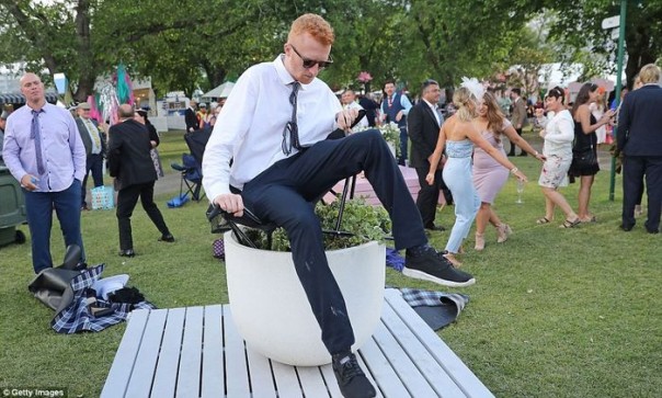 Аристократия отдыхает: скачки в Мельбурне окончились попойкой среди мусора