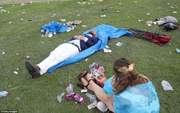 Аристократия отдыхает: скачки в Мельбурне окончились попойкой среди мусора