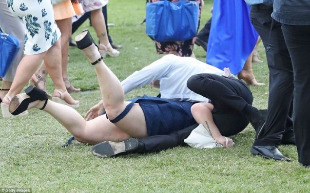 Аристократия отдыхает: скачки в Мельбурне окончились попойкой среди мусора