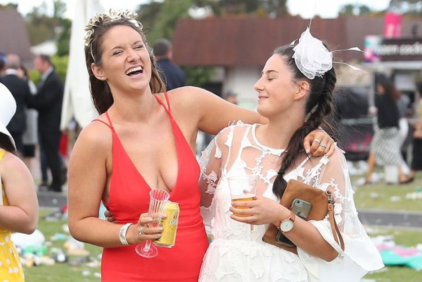 Аристократия отдыхает: скачки в Мельбурне окончились попойкой среди мусора