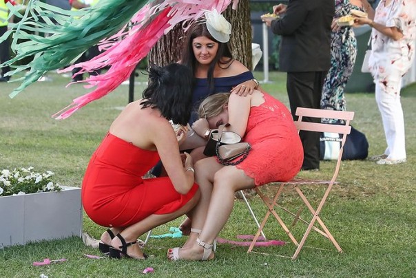 Аристократия отдыхает: скачки в Мельбурне окончились попойкой среди мусора