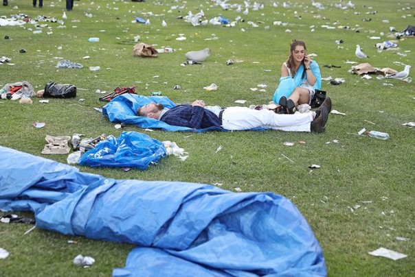 Аристократия отдыхает: скачки в Мельбурне окончились попойкой среди мусора