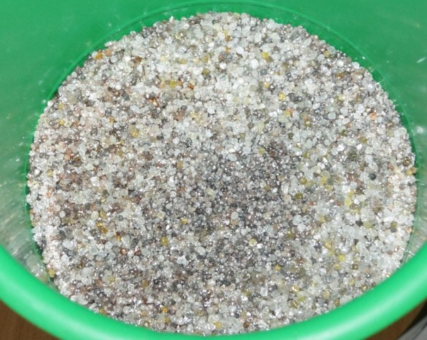 Россиянин пытался ввезти в Белоруссию более 9 кг алмазов под видом аквариумного гравия