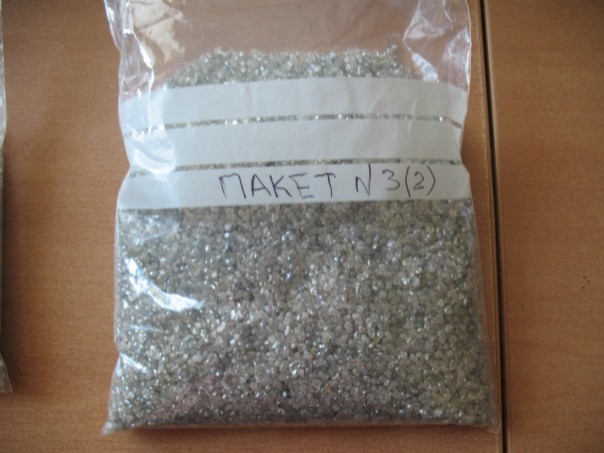 Россиянин пытался ввезти в Белоруссию более 9 кг алмазов под видом аквариумного гравия Россиянин пытался ввезти в Белоруссию более 9 кг алмазов под видом аквариумного гравия