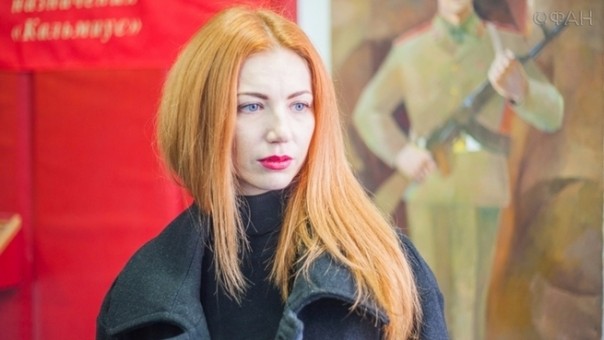 У войны не женское лицо: очаровательная инструктор учит бойцов ДНР патриотизму