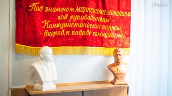 У войны не женское лицо: очаровательная инструктор учит бойцов ДНР патриотизму