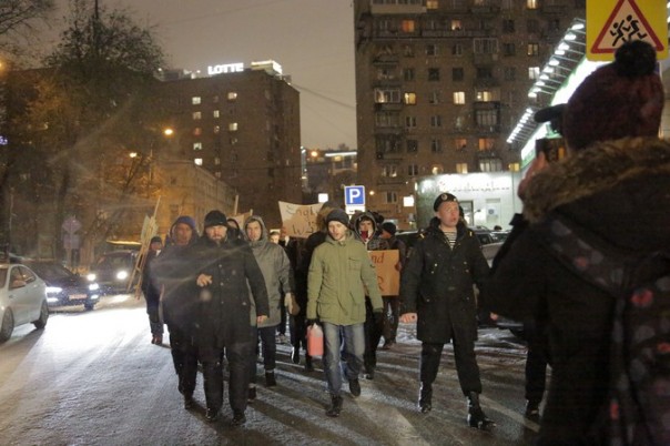 Посольство Британии в Москве осадили сотни протестующих Посольство Британии в Москве осадили сотни протестующих