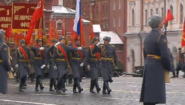 Над Красной площадью снова звучит "Священная война"