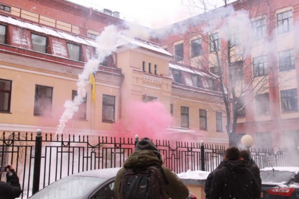 Нацболы закидали консульство Украины в Питере падалью Нацболы закидали консульство Украины в Питере падалью