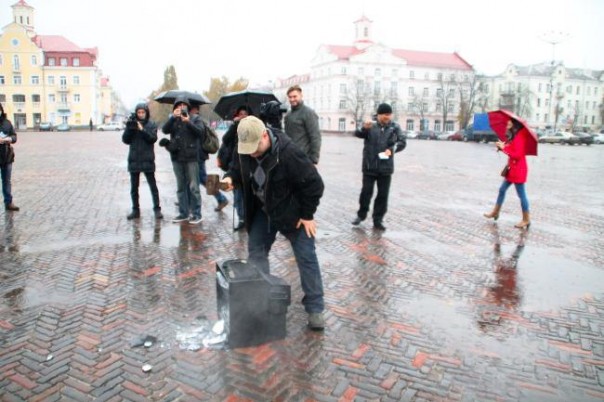 В Чернигове русофобы били «предательские» телевизоры в центре города В Чернигове русофобы били «предательские» телевизоры в центре города