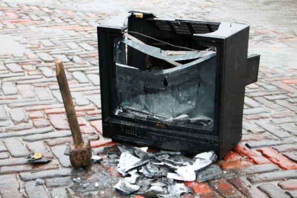 В Чернигове русофобы били «предательские» телевизоры в центре города В Чернигове русофобы били «предательские» телевизоры в центре города