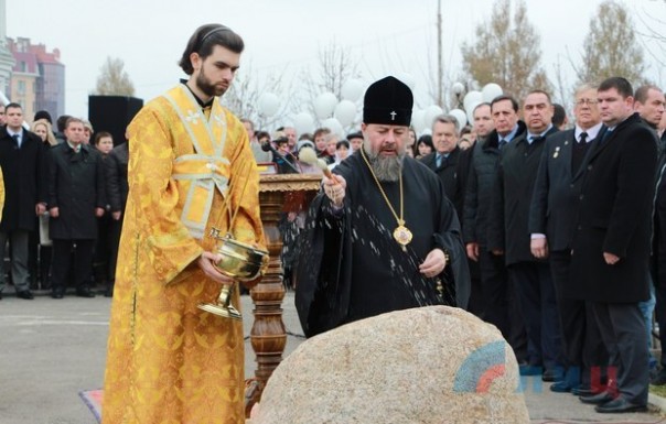Глава ЛНР принял участие в установке в Луганске закладного камня памятника Александру Невскому