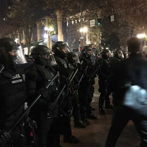 Америка "майданит": протесты против Трампа переросли в погромы Америка "майданит": протесты против Трампа переросли в погромы