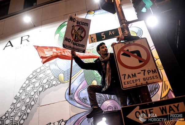 Протестующие против Трампа перекрыли одну из главных автотрасс в Вашингтоне Протестующие против Трампа перекрыли одну из главных автотрасс в Вашингтоне