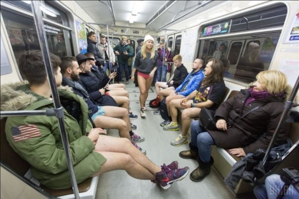 Киевляне спустились в метро без штанов