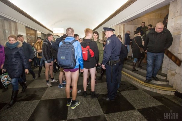 Киевляне спустились в метро без штанов