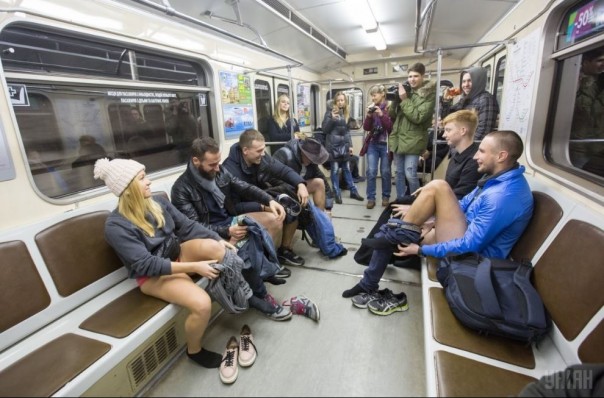 Киевляне спустились в метро без штанов