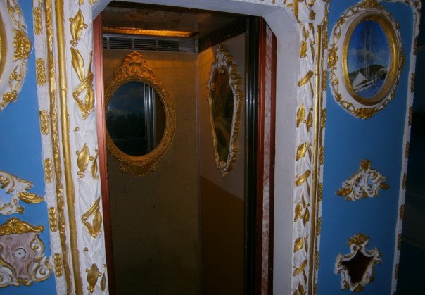 Киевлянин превратил свой подъезд во дворец 17-го века Киевлянин превратил свой подъезд во дворец 17-го века