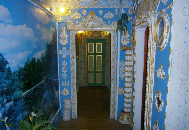 Киевлянин превратил свой подъезд во дворец 17-го века Киевлянин превратил свой подъезд во дворец 17-го века