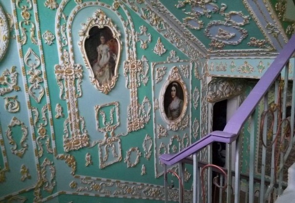 Киевлянин превратил свой подъезд во дворец 17-го века Киевлянин превратил свой подъезд во дворец 17-го века