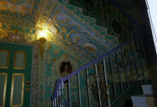 Киевлянин превратил свой подъезд во дворец 17-го века Киевлянин превратил свой подъезд во дворец 17-го века