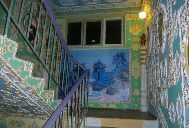 Киевлянин превратил свой подъезд во дворец 17-го века Киевлянин превратил свой подъезд во дворец 17-го века