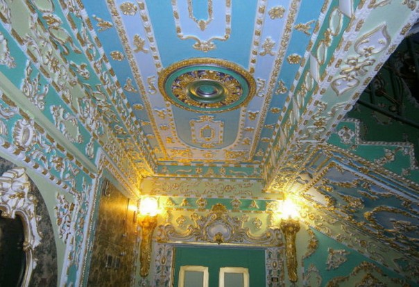 Киевлянин превратил свой подъезд во дворец 17-го века Киевлянин превратил свой подъезд во дворец 17-го века