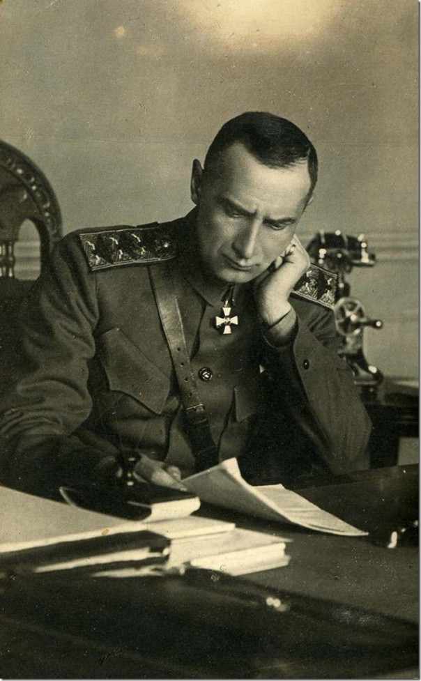 Доску предателю и государственному изменнику, двойному агенту Колчаку в Петербурге облили черной краской Доску предателю и государственному изменнику, двойному агенту Колчаку в Петербурге облили черной краской