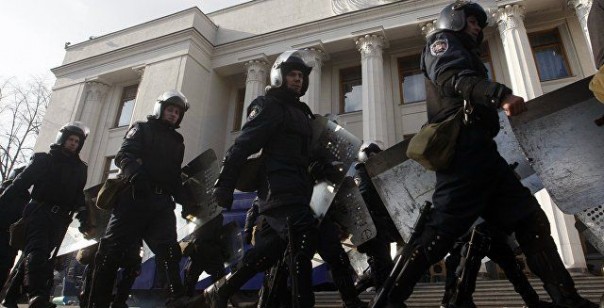 В Киеве силовики оцепили правительственный квартал накануне акций протеста