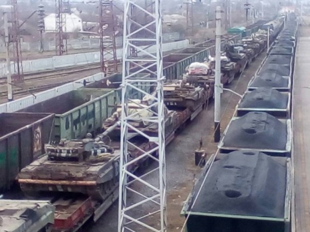 Неголубые вагоны и дезертиры на границе: хроники донбасской войны