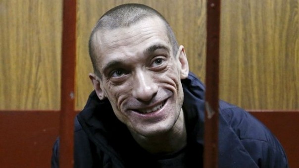 «Медуза» предлагает восхищаться «Голой жизнью» художника Павленского