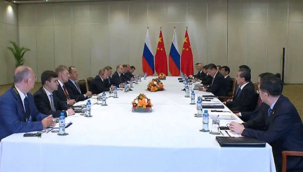 Восточный вектор: Путин встретился с лидерами Японии и Китая