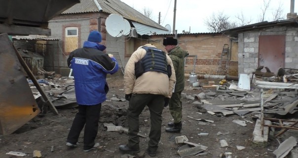 Видео от Грема Филлипса. Бойцы армии ДНР эвакуируют тело погибшего мирного жителя в Зайцево 18+ Видео от Грема Филлипса. Бойцы армии ДНР эвакуируют тело погибшего мирного жителя в Зайцево 18+