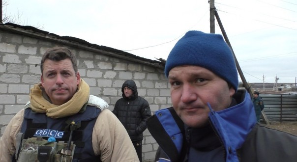 Видео от Грема Филлипса. Бойцы армии ДНР эвакуируют тело погибшего мирного жителя в Зайцево 18+ Видео от Грема Филлипса. Бойцы армии ДНР эвакуируют тело погибшего мирного жителя в Зайцево 18+