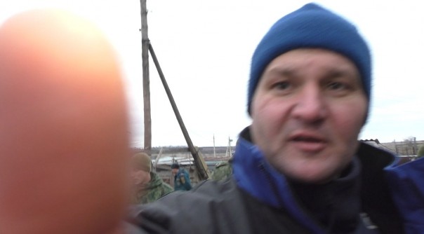 Видео от Грема Филлипса. Бойцы армии ДНР эвакуируют тело погибшего мирного жителя в Зайцево 18+ Видео от Грема Филлипса. Бойцы армии ДНР эвакуируют тело погибшего мирного жителя в Зайцево 18+