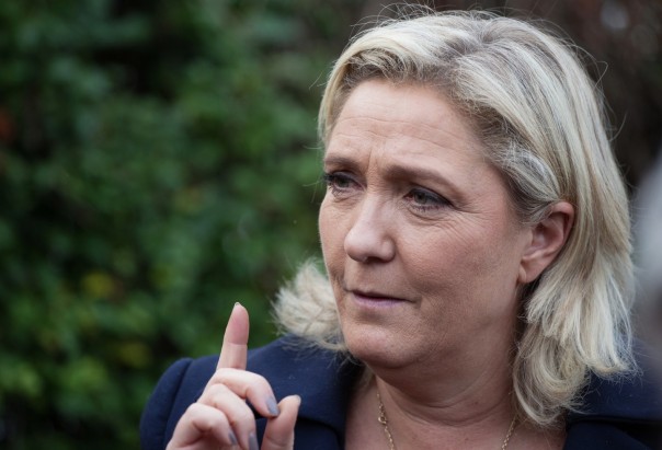 Ле Пен уверенно обгоняет Саркози в президентских рейтингах