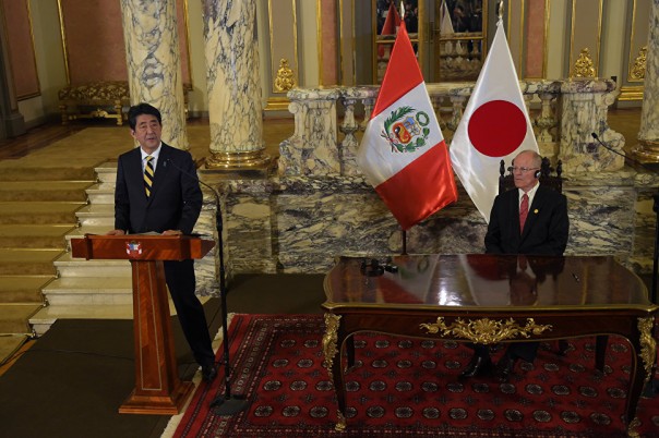 Лидеры АТЭС сфотографировались в перуанских накидках из викуньи