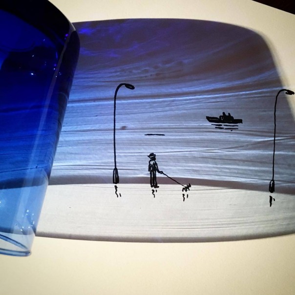 Художник вписывает тени от обычных предметов в забавные иллюстрации Художник вписывает тени от обычных предметов в забавные иллюстрации