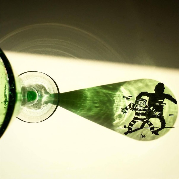 Художник вписывает тени от обычных предметов в забавные иллюстрации Художник вписывает тени от обычных предметов в забавные иллюстрации