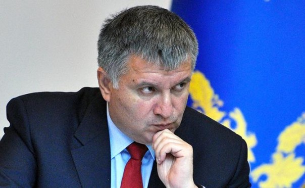 Аваков раздал уже 2200 наградных пистолетов.