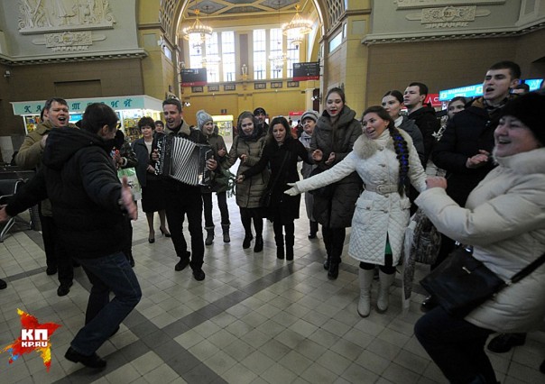 В Москве на Киевском вокзале 50 человек спели хором «Распрягайте, хлопцы, коней» В Москве на Киевском вокзале 50 человек спели хором «Распрягайте, хлопцы, коней»
