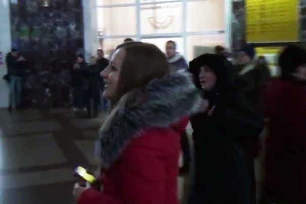 Русская песня зазвучала на Украине. О важности флешмоба на вокзалах