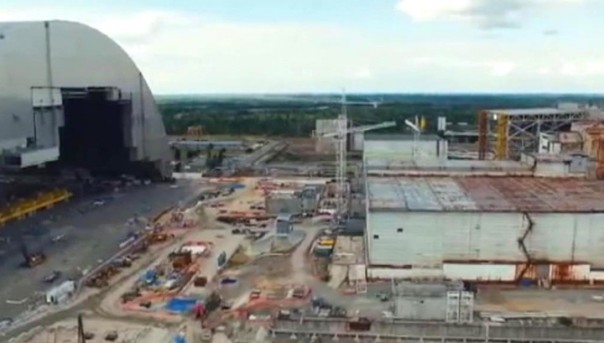 В Чернобыле над АЭС установили арку высотой в 30-этажный дом