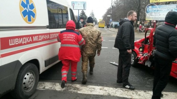 В Мариуполе на опасном перекрестке военный ГАЗ протаранил Peugeot В Мариуполе на опасном перекрестке военный ГАЗ протаранил Peugeot