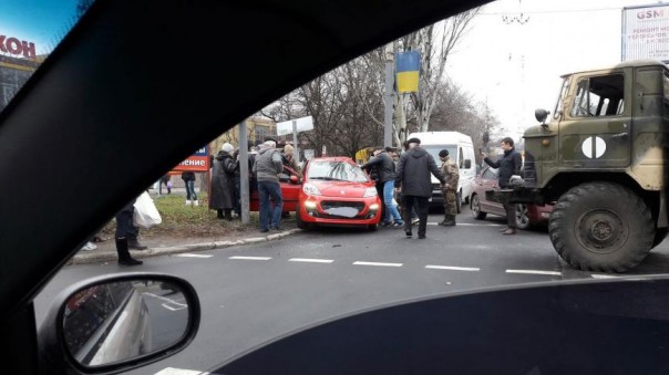 В Мариуполе на опасном перекрестке военный ГАЗ протаранил Peugeot В Мариуполе на опасном перекрестке военный ГАЗ протаранил Peugeot