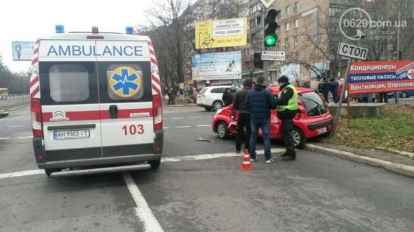 В Мариуполе на опасном перекрестке военный ГАЗ протаранил Peugeot В Мариуполе на опасном перекрестке военный ГАЗ протаранил Peugeot