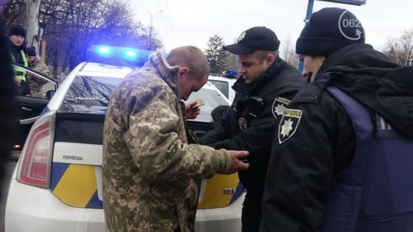 В Мариуполе на опасном перекрестке военный ГАЗ протаранил Peugeot В Мариуполе на опасном перекрестке военный ГАЗ протаранил Peugeot
